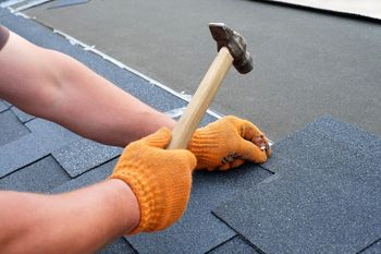 Persona arreglando tejado 